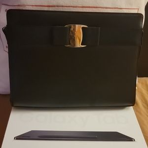 Linda bolsa  FERRAGAMO para tableta de 12.4 pulgadas NEGRA EN BUENAS CONDICIONE
